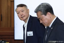 [속보]윤석열, 노타이 남색 정장 차림으로 출석