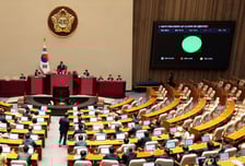 반환점 돈 필리버스터...與 "국가위기 중단 제안" 野 "악법 강행부터 멈춰"