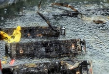 교체중 '펑'… 노후 배터리 문제인지, 작업자 과실인지 따진다