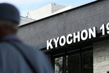 "또 올랐어"…양 줄인 교촌치킨, 배달앱 가격도 2000원 올렸다