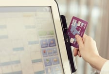 한은 "궂은 날씨, 올해 소비 0.18%p 낮춰…'불금'에 카드 제일 많이 써"