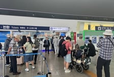 추석 기차표 할인받는데 2시간…창구 앞 임산부·장애인들 "답답"