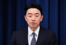 [속보]강훈식 "홍보소통수석 산하 디지털소통비서관, 비서실장 직할로 이동"