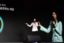 "카톡 피드 싫어요" 반발에 결국…카카오 '친구목록' 되살린다