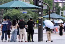 폭염 잡는 그늘막 “그늘 줄게, 광고 다오”