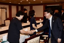 김민석 총리, 환경실무원 10명과 격려 오찬…"밥 한끼 하고 싶었다"