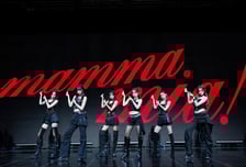 "자신있고 당당"…이즈나, 테디 손 더 꽉 잡고 품은 '금(빛)독기'