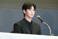"미성년 김새론과 교제 안 해"..김수현 측, 군 시절 진짜 러브레터 공개