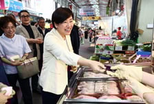 송미령 장관, 농축산물 할인 점검…"온누리상품권 최대 2만원 환급"