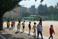 사이렌 울리자 "친구들아 나가자!" 초등생 우르르…테러 협박 대비