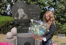 최진실 17주기 앞두고 묘소 찾은 최준희 "꽉 찬 사랑 남기고 가"