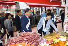 경기신보, 북수원시장서 상인과 소통…추석 맞이 '장보기 행사' 실시