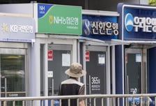 "보너스는 아니지만…이번 달 월급 2배" 은행원들 지갑 두둑해진다