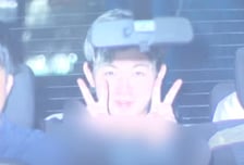 경찰차 타고도 웃으며 'V'…여친 딸 성추행한 20대, 열도 '공분'