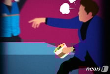 "술 외상 안 주면 지옥 간다"…알바생 목 조른 전과자 '집유' 선처