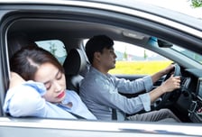 장거리 운전에 목·어깨 '욱신'…'이 자세'로 통증 줄이세요