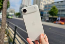 "얇고 가볍지만 그립감은 뚝"…'아이폰 에어'의 첫인상 [테크로그]