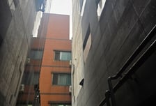 외벽 우수수 떨어져도…"이불로 외풍 막아" 서러운 전세사기 세입자들