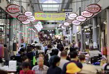 정부 "소비쿠폰·추경, 소비는 살리고 물가는 안 올렸다" 자평