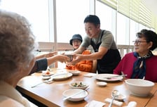 의정부시, 아일랜드캐슬 '한가위 어르신 초청 경로잔치' 찾아 감사 전해