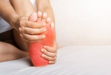 부자들 걸리던 병, 이젠 여기저기서 "악"…잠든 사이 발 '팅팅' 이 병