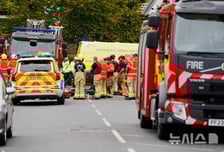 차 몰고 사람들에 돌진, 흉기 휘두른 남성…"끔찍한 공격" 영국서 비극