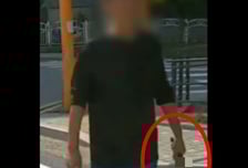 "112 신고 좀" 다가온 남성, 아픈가 했는데…손엔 '흉기' 들고 있었다