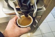 뜨거운 차·커피, '미세플라스틱' 충격적 결과…찬 음료보다 많다