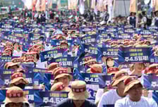 '연봉 1.1억' 은행원들, 파업하더니…금요일엔 '1시간' 일찍 문 닫나