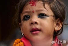 "어제까진 내 딸, 오늘은 여신"…32개월 된 '살아있는 신', 새 네팔 쿠마리