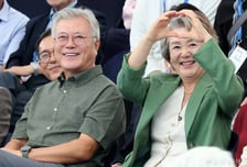 문재인 "여름의 땀방울 풍성한 결실로...행복한 추석 보내시길"