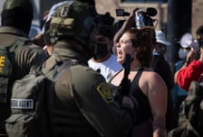 트럼프 시카고에 군 투입 날…이민단속 항의 여성시민에 총격