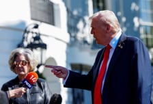 트럼프 "셧다운 공무원 해고되면 민주당 때문…오바마케어는 재앙"