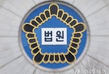 부부싸움하다 홧김에…결혼사진 쌓아두고 불 붙인 50대