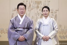 이재명 대통령, 추석 맞아 선영 참배···"모두의 대통령 되겠다"