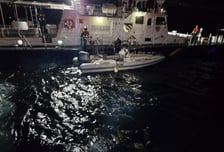 한밤 정체불명 보트에 낚싯대?…잡혀 온 중국인 8명 정체 밝혀졌다