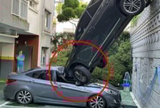 "하늘에서 자동차 떨어졌다"…담벼락 뚫은 '아찔 추락 사고'