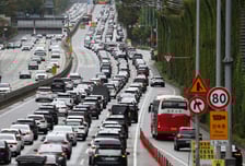 부산→서울 7시간20분…"꽉 막힌 고속도로, 주말보다 혼잡"