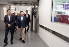 美 바이오사업장 방문한 신동빈 롯데 회장 "그룹 성장 이끌 것"