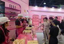 글로벌 현장경영 나선 '불닭' 어머니 김정수 삼양식품 부회장