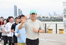 한글날 한강 5.5km 뛴 오세훈…"장수하는 서울 위해 운동해요"