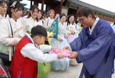 '케데헌' 효과에 고궁·박물관 북새통…최휘영 장관, 현장 점검