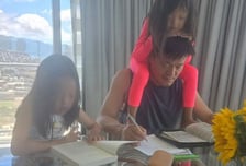 박진영, 가족 여행에서도 성경 필사…어깨엔 둘째딸