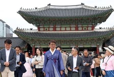 최휘영 문체부 장관, 경복궁·국립민속박물관 방문 '운영 현황 점검'