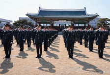 "장교? 못하겠다" 육사생 3명 중 1명 임관 포기…부사관 지원율도 하락