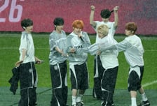 [포토] TWS '빗속에서 축하 공연'