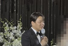 '14㎏ 감량 새신랑' 곽튜브 결혼식 포착…사회 전현무, 축가 다비치