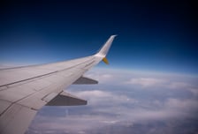 '비행기 모드' 안 해도 별일 있겠어?…전직 조종사 "통신 방해"