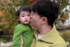 박수홍, 붕어빵 딸 품에 안고 산책…"사랑해요 재이야"