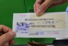 밤새 CCTV 샅샅이 뒤져…캐비닛 속 '2.2억 전 재산' 찾았다